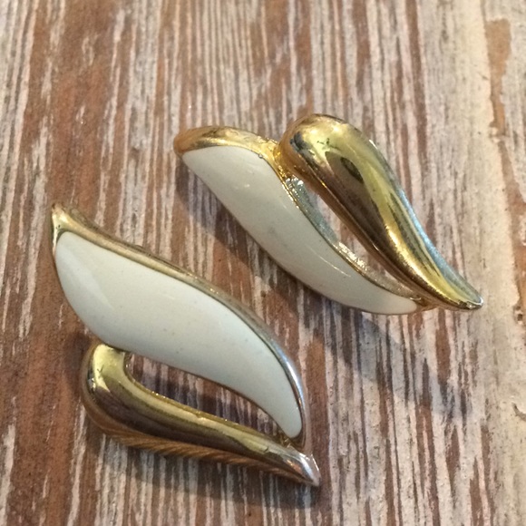 2 Pair of Vintage Pierces Earrings - Picture 3 of 5